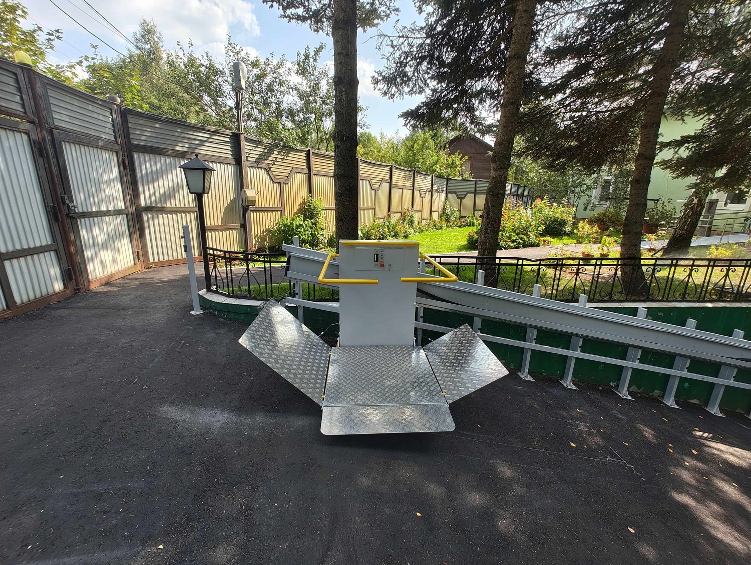 Подъёмная платформа РПМ 01 В посёлке Шереметьевское, по адресу г. Долгопрудный, ул. Ленина, д. 31